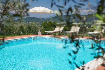 Villa between Florence  Siena and Pisa. 1 km to village.  A/C in all rooms-Wi Fi