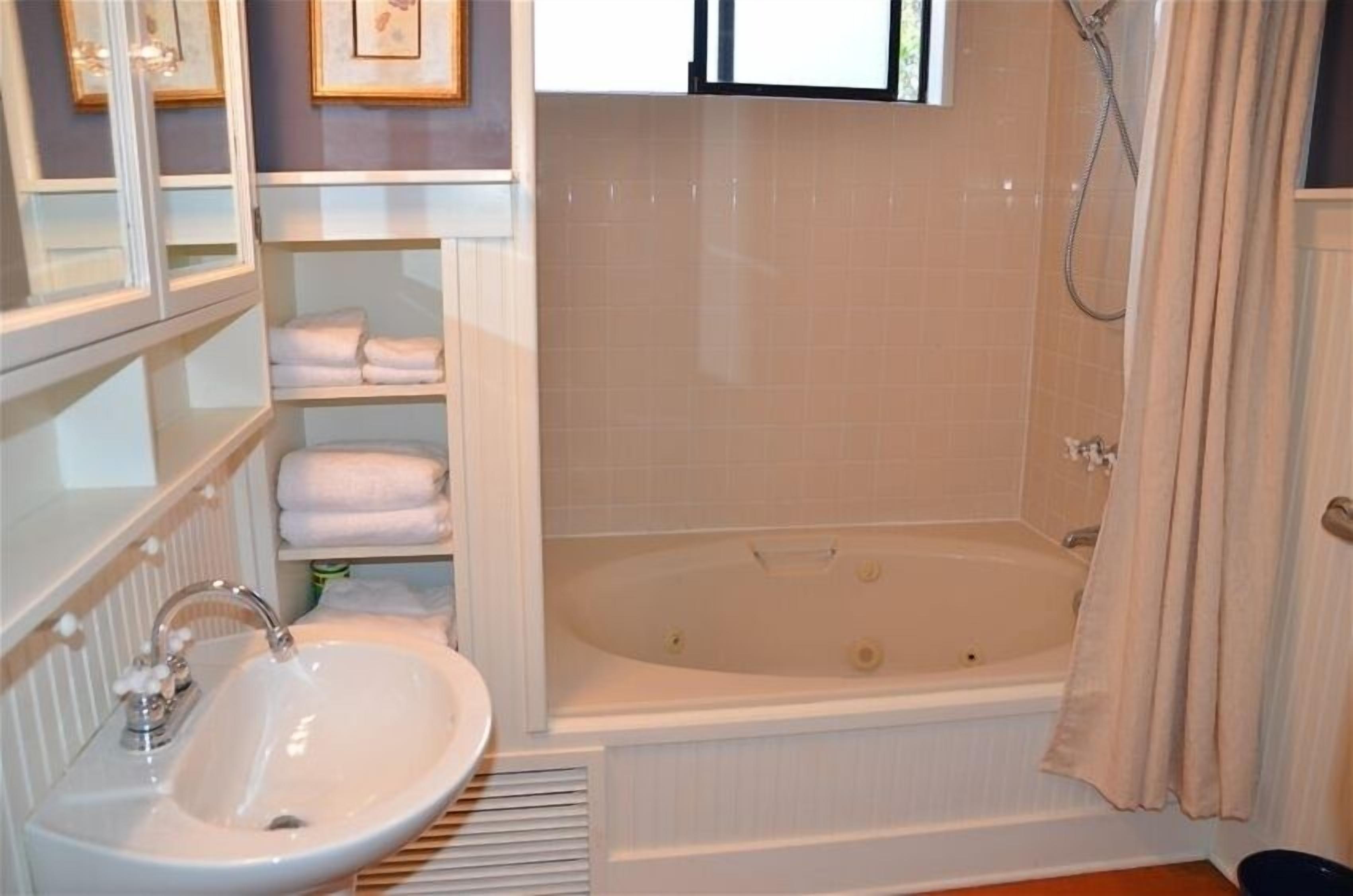 Ensemble douche/baignoire, baignoire à jets, serviettes fournies, savon