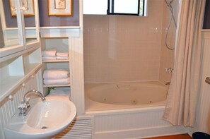 Combined shower/bathtub, jetted bath, towels, soap