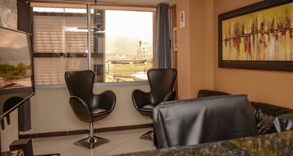 2 Bedroom AC. Wifi, Hot Tub Economical Park Lleras. 3 Flat screens.