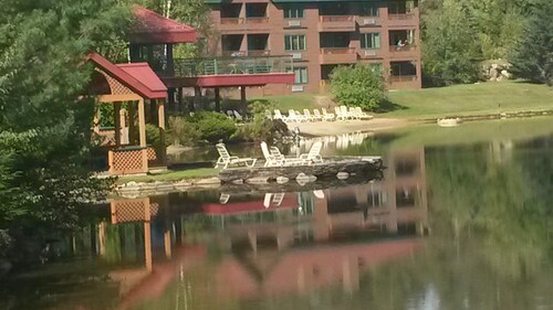 Quiet Deer Park 2BR Top Floor End Unit with AC Near Rec Center, Beach and Pool