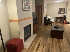 تلفزيون، مدفأة، مشغل دي في دي