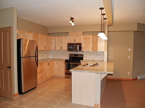 3 Bedroom -2 Plus Den- Mountain Getaway- Sleeps up to 12!
