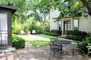 Outdoor dining - Cozy Studio Nestled In North University   (Austin)