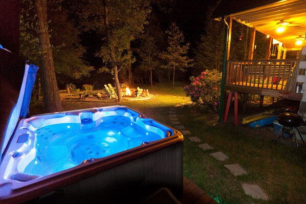 A hot tub in a backyard with a deck and a barbecue grill. - ROMANTIC TROUT FISHING CABIN - WiFi, HotTub FirePit, Blue Ridge, RiverMistCabin (Epworth)