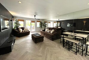 Smart-TV, DVD-spiller, musikkbibliotek og filmbibliotek