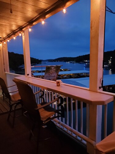 Palm Tree Paradise Lakefront Condo Sleeps 6 Adults With King Bed & 2 Queen Beds