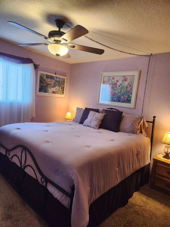 2 makuuhuonetta, silitysrauta/-lauta, ilmainen Wi-Fi, vuodevaatteet