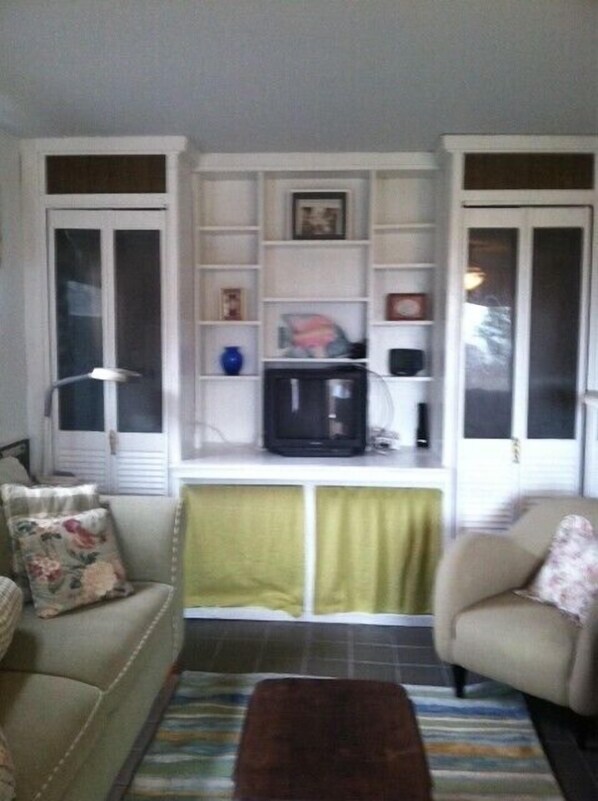 TV - 1 Bedroom Guest Cottage With Water View (Edgartown)