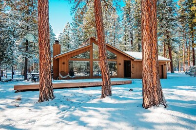 3 BR Home, 1 Block to Glaze Meadow Recreation Complex , Hot Tub, Dogs Welcome