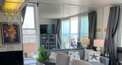 TOP FLOOR BEACH CONDO WITH STUNNING VIEWS
JUST STEPS TO THE SAND