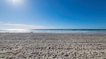 在海滩、沙滩椅、沙滩毛巾