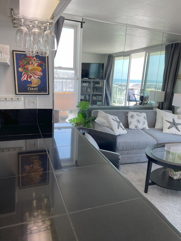 Smart TV, fireplace, DVD player, books - TOP FLOOR BEACH CONDO WITH STUNNING VIEWS   
JUST STEPS TO THE SAND (San Diego)