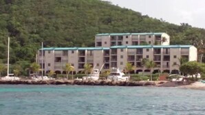 Een hotel met een meerlaags gebouw, een zwembad en uitzicht op zee.