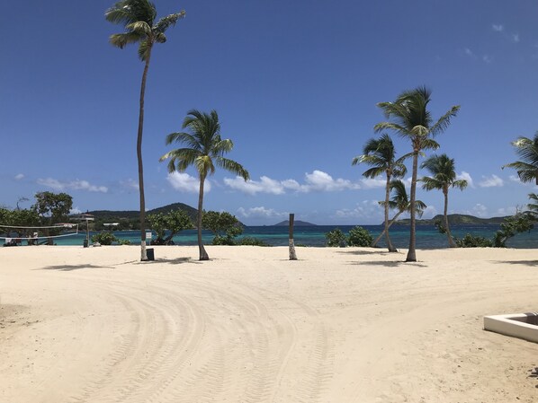 على الشاطئ، كراسي للتشمس، مناشف للشاطئ