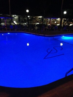 حمّام سباحة خارجي