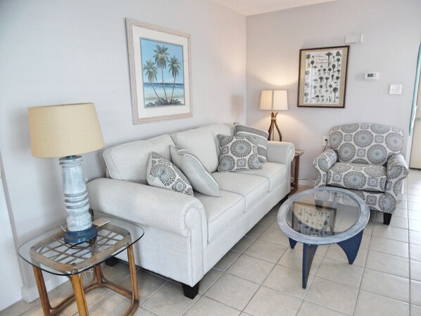 Una televisión, una chimenea, libros