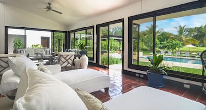 Includes pool & jacuzzi, maid, cook, golf cart and free wifi! 5 mins. from Hotel