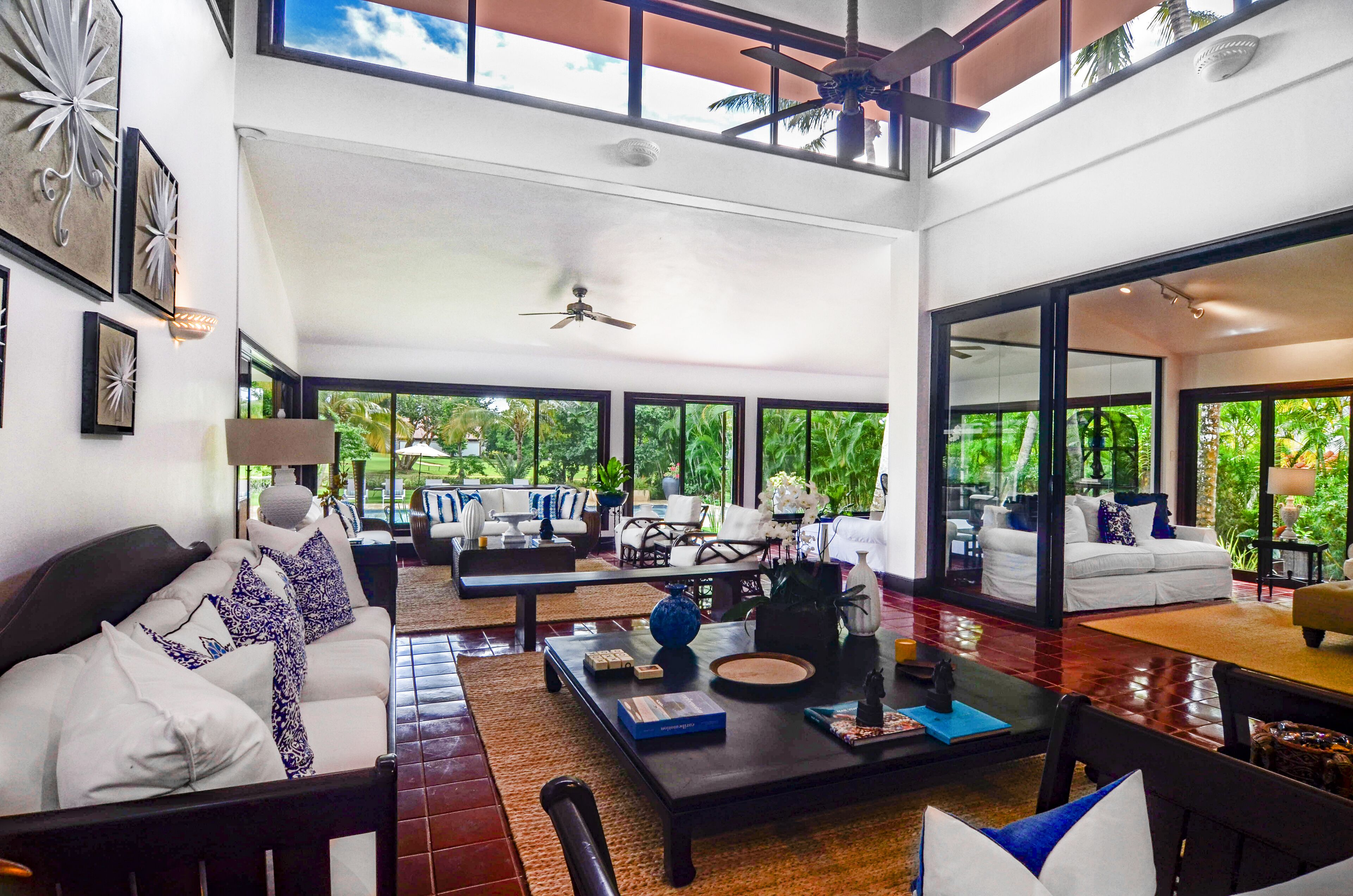 Smart TV, reproductor de DVD, libros y estéreo 