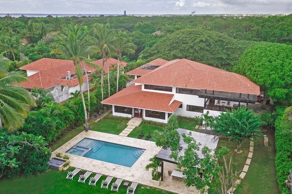 Next to Links Course Hole #2. Gazebo, BBQ, Jacuzzi, Pool, Orchids , Fruit trees