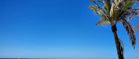 Vlak bij het strand, ligstoelen aan het strand, strandlakens