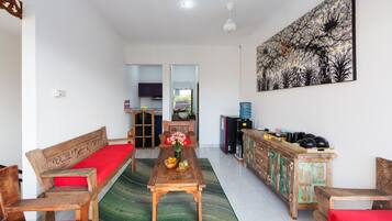 Superior Room | Private kitchen | Fridge, stovetop, cookware/dishes/utensils