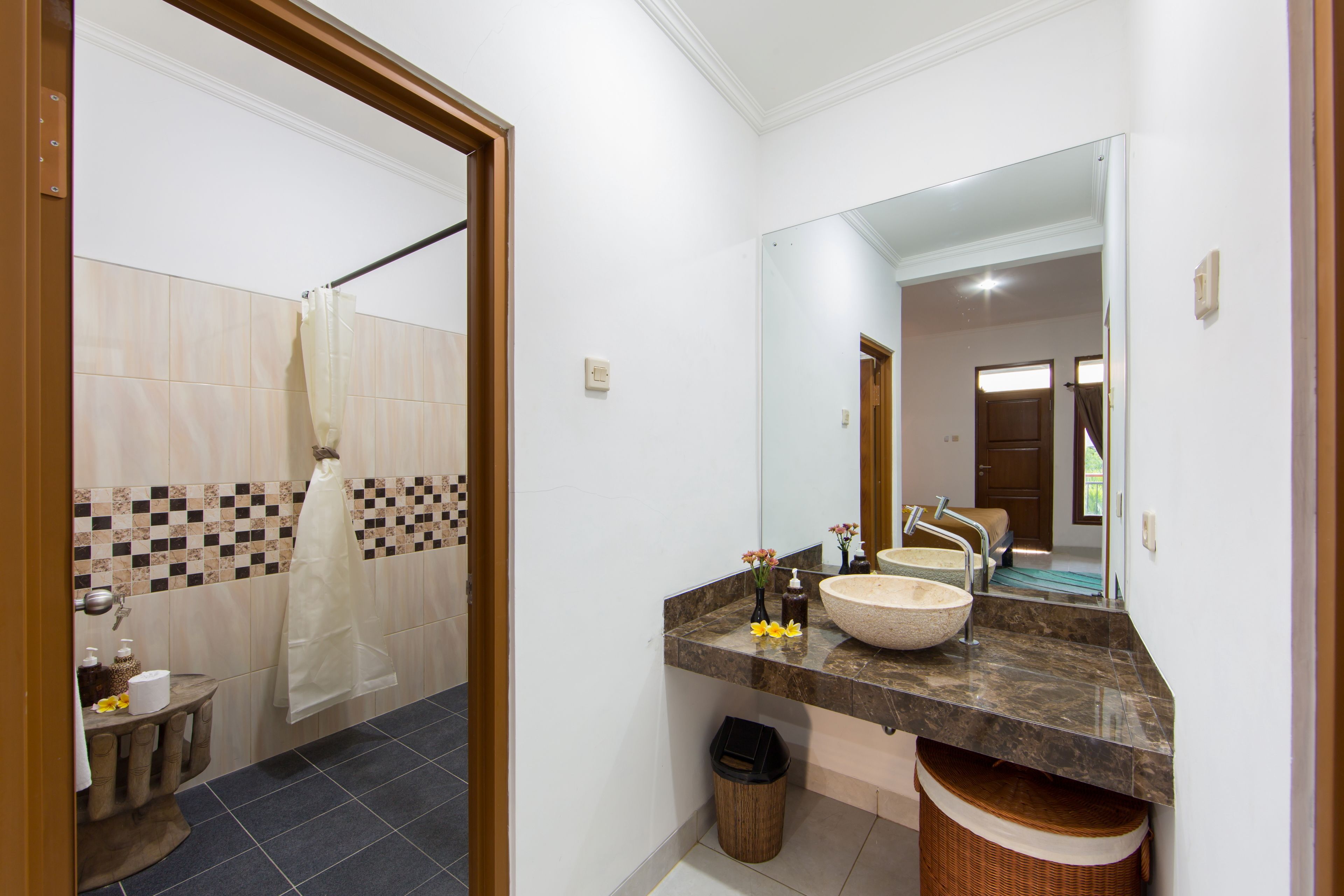 Superior Room | Bathroom | Shower, free toiletries, hair dryer, towels