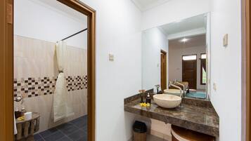 Superior Room | Bathroom | Shower, free toiletries, hair dryer, towels