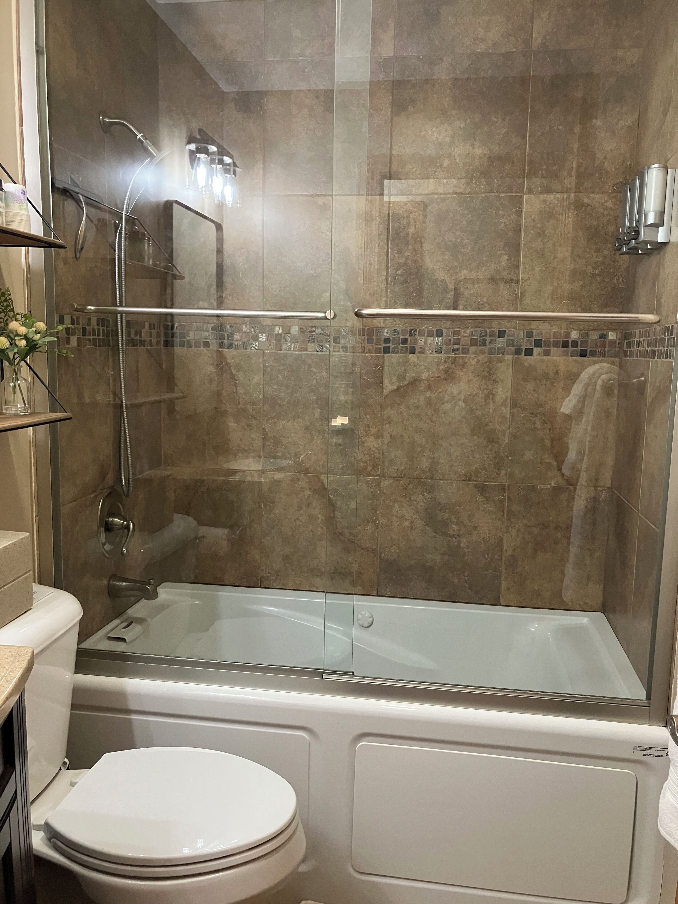 Combined shower/tub, jetted tub, hair dryer, towels