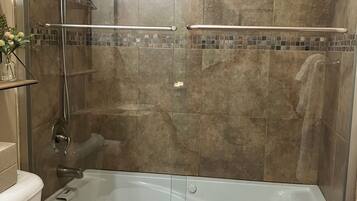 Combined shower/tub, jetted tub, hair dryer, towels
