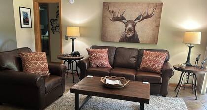 Newly Renovated Very Clean 2 Bedroom 2 Bath Condo Close to Skiing and Village