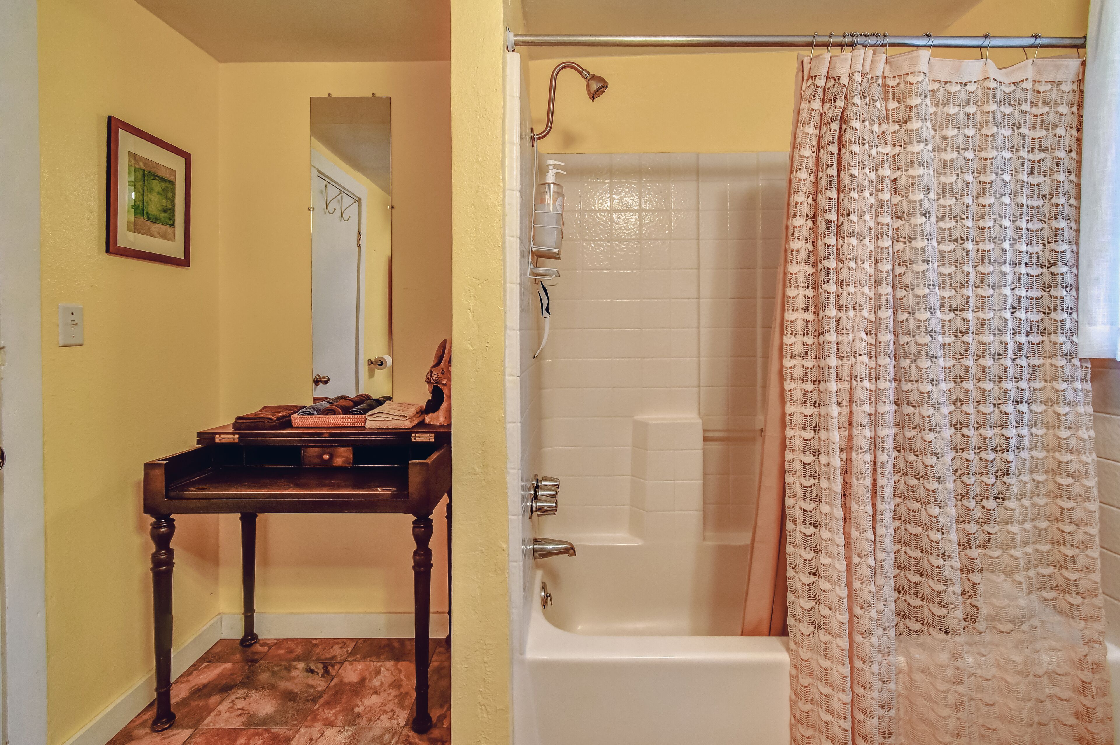 Ensemble baignoire-douche, articles de toilette écologiques