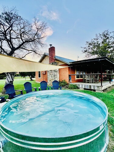 5 BR family ranch home, near Fossil Rim, hiking, farm animals and COWBOY POOL