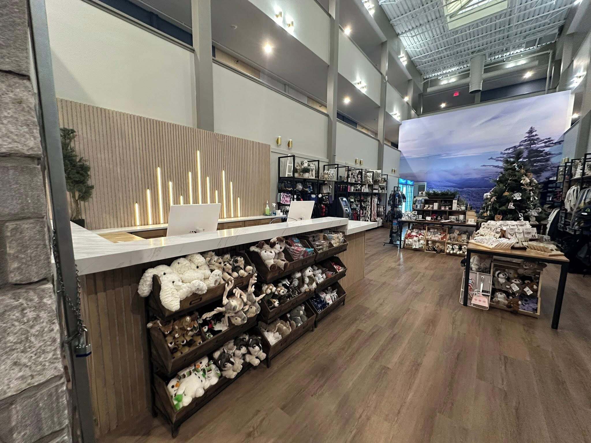 Un magasin moderne avec des étagères en bois et un ordinateur portable posé sur le comptoir.