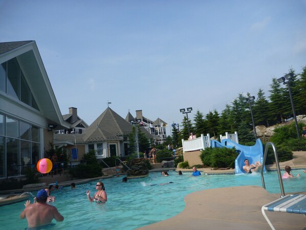 Innendørsbasseng og utendørsbasseng