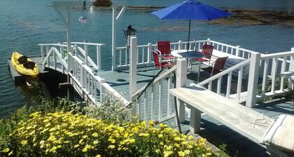 OOKEAN ETUSIVU KOTI BOOTHBAY HARBORIN SYDÄN, PET YSTÄVÄT