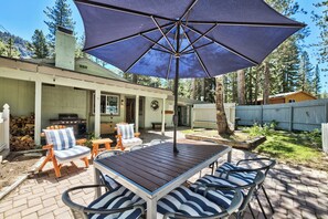 Outdoor dining - TAHOE RANCH, HOT TUB, ON RIVER, 3BD, 2 BA, FAMILY & DOG OK WALK. Summertime Pool (South Lake Tahoe)