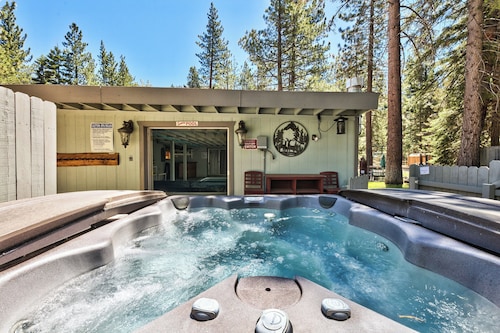 TAHOE RANCH, HOT TUB, ON RIVER, 3BD, 2 BA, FAMILY & DOG OK WALK. 3 SKI RESORTS