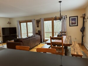 Smart-tv, eldstad, dvd-spelare och ett bordtennisbord