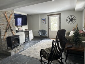 Smart TV, fireplace, DVD player, ping pong