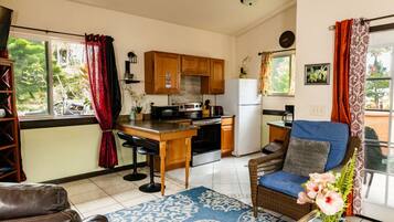 Réfrigérateur, four à micro-ondes, un four, surface de cuisson