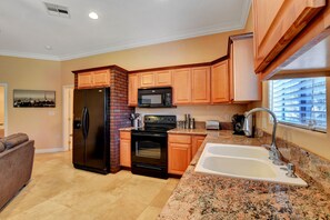 Kylskåp, mikrovågsugn, ugn och spishäll