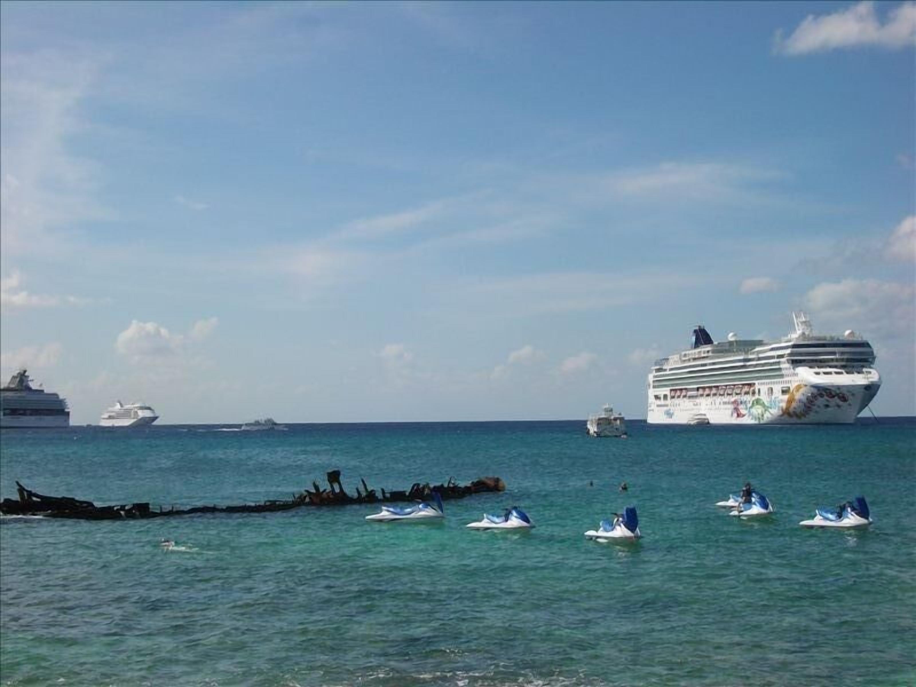 Accommodatie ligt op het strand, ligstoelen, strandlakens