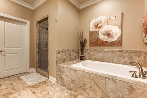 Badewanne, Haartrockner, Handtücher, Seife