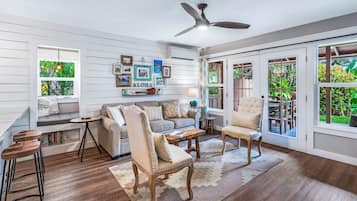 TV, DVD-spiller, bøker og stereoanlegg