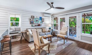 Télévision, lecteur de DVD, livres, chaîne hi-fi