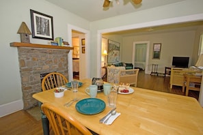 Dining - ROMANTIC COTTAGE~HOT TUB~WALK TO TOWN~Wi-Fi ~PETS~ (Hot Springs)