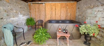 ROMANTIC COTTAGE~HOT TUB~WALK TO TOWN~Wi-Fi ~PETS~