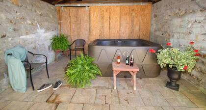 ROMANTIC COTTAGE~HOT TUB~WALK TO TOWN~Wi-Fi ~PETS~