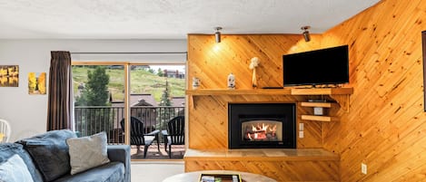 Télévision, cheminée